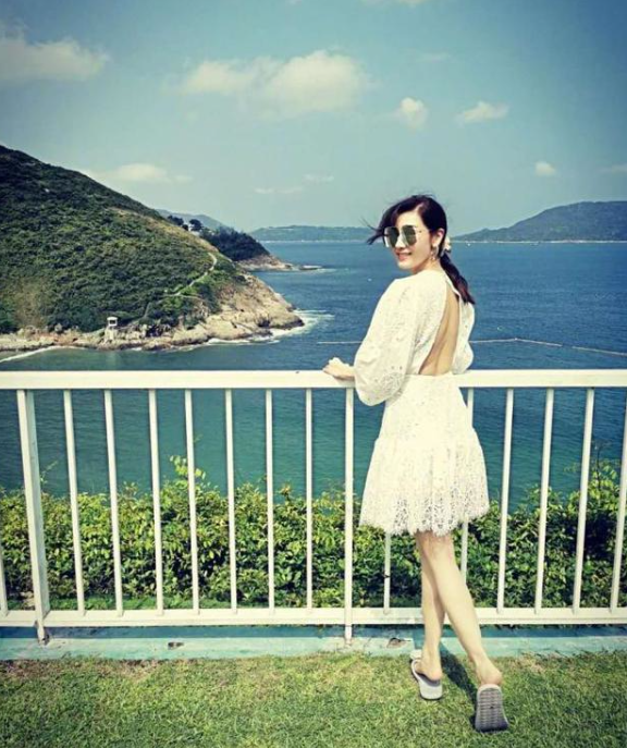 李嘉欣|50岁李嘉欣穿露背装，身姿妙曼似冻龄，与许晋亨秀恩爱曝豪宅内景