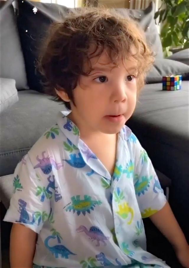 朴柱昊的儿子建厚唱着防弹少年团的新曲炸药太可爱了