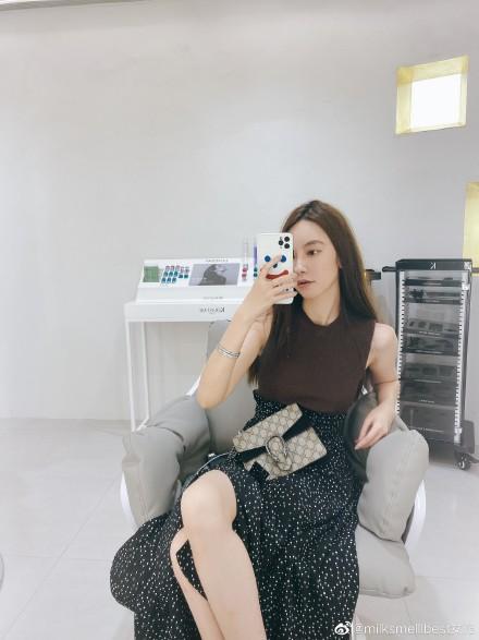 董花花|董花花登上杂志封面，私下跑去玩泥巴，衣服风格撞衫张大奕！