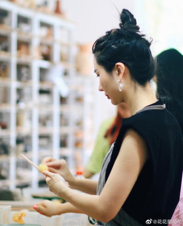 董花花|董花花登上杂志封面，私下跑去玩泥巴，衣服风格撞衫张大奕！