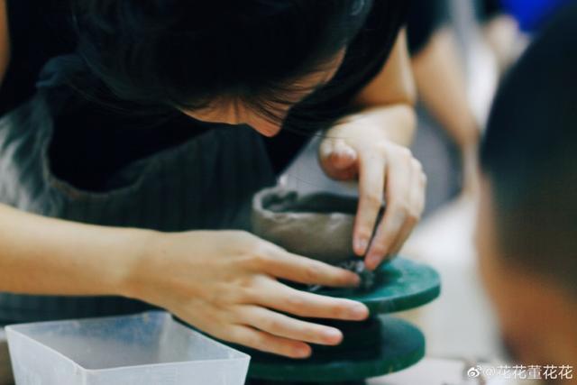 董花花|董花花登上杂志封面，私下跑去玩泥巴，衣服风格撞衫张大奕！