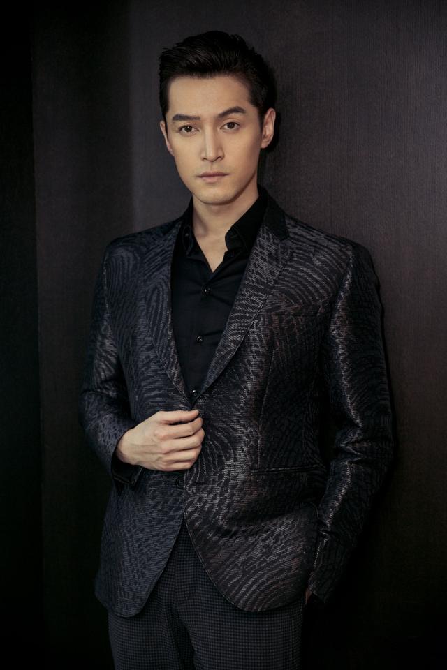 胡歌|胡歌与漂亮空姐合照流出！空姐忍不住深夜发文，粉丝看到都惊呆了