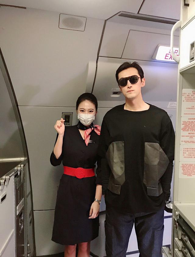 胡歌|胡歌与漂亮空姐合照流出！空姐忍不住深夜发文，粉丝看到都惊呆了