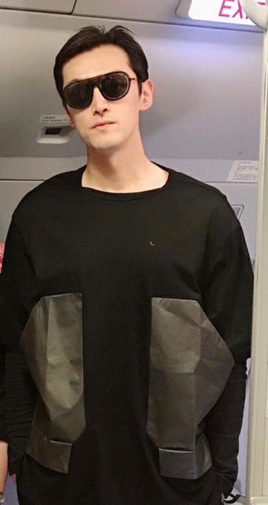 胡歌|胡歌与漂亮空姐合照流出！空姐忍不住深夜发文，粉丝看到都惊呆了