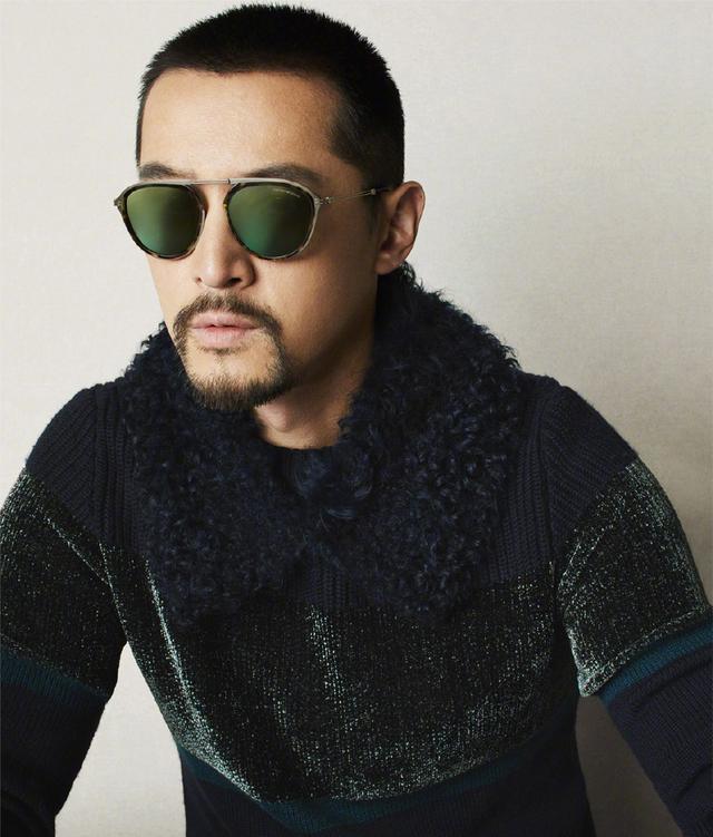 胡歌|胡歌与漂亮空姐合照流出！空姐忍不住深夜发文，粉丝看到都惊呆了