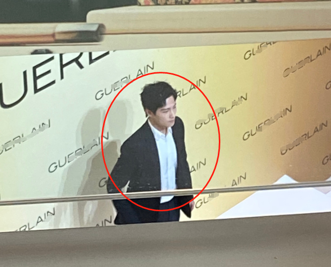 杨洋|28岁杨洋在商场被围堵，路人随手一拍，这生图莫不是“杨不修”？