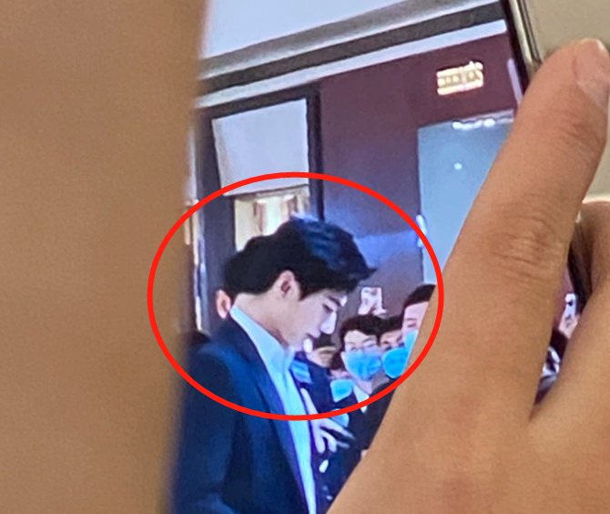 杨洋|28岁杨洋在商场被围堵，路人随手一拍，这生图莫不是“杨不修”？