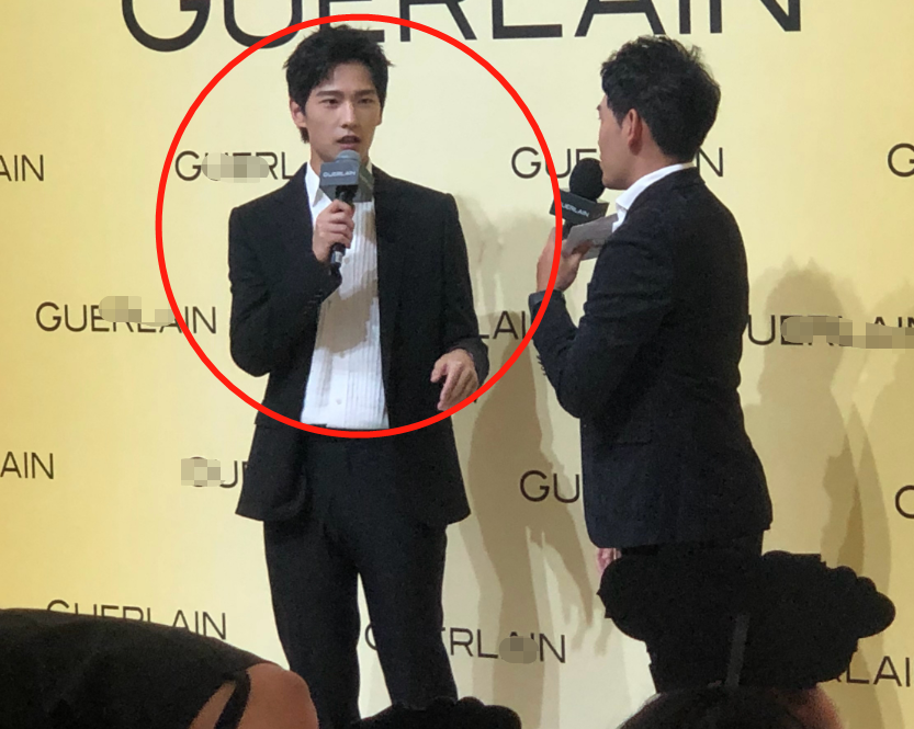 杨洋|28岁杨洋在商场被围堵，路人随手一拍，这生图莫不是“杨不修”？