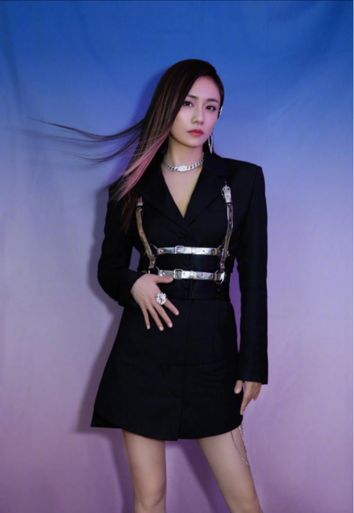 刘芸身材真的太棒了,百变穿搭也藏不住大长腿,荧光黄穿搭太亮眼