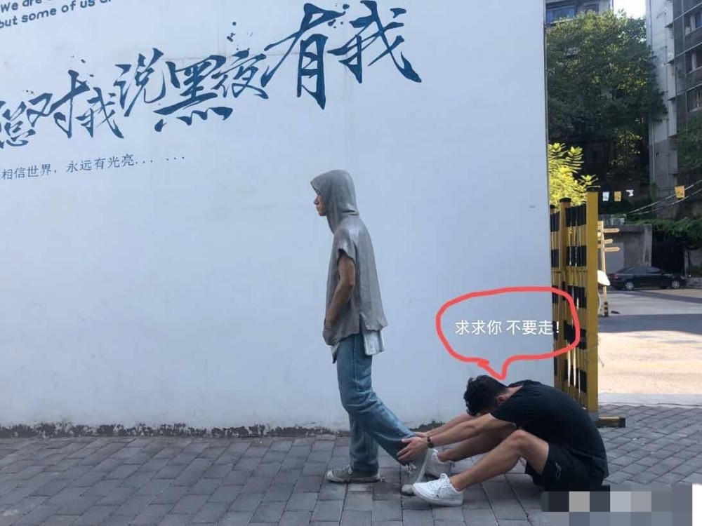 易烊千玺|易烊千玺粉丝打卡小北雕像！搂腰亲吻太狂热，加上滤镜很逼真