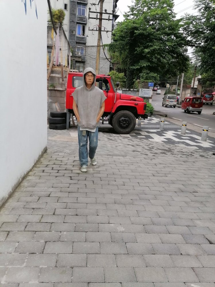 易烊千玺|易烊千玺粉丝打卡小北雕像！搂腰亲吻太狂热，加上滤镜很逼真