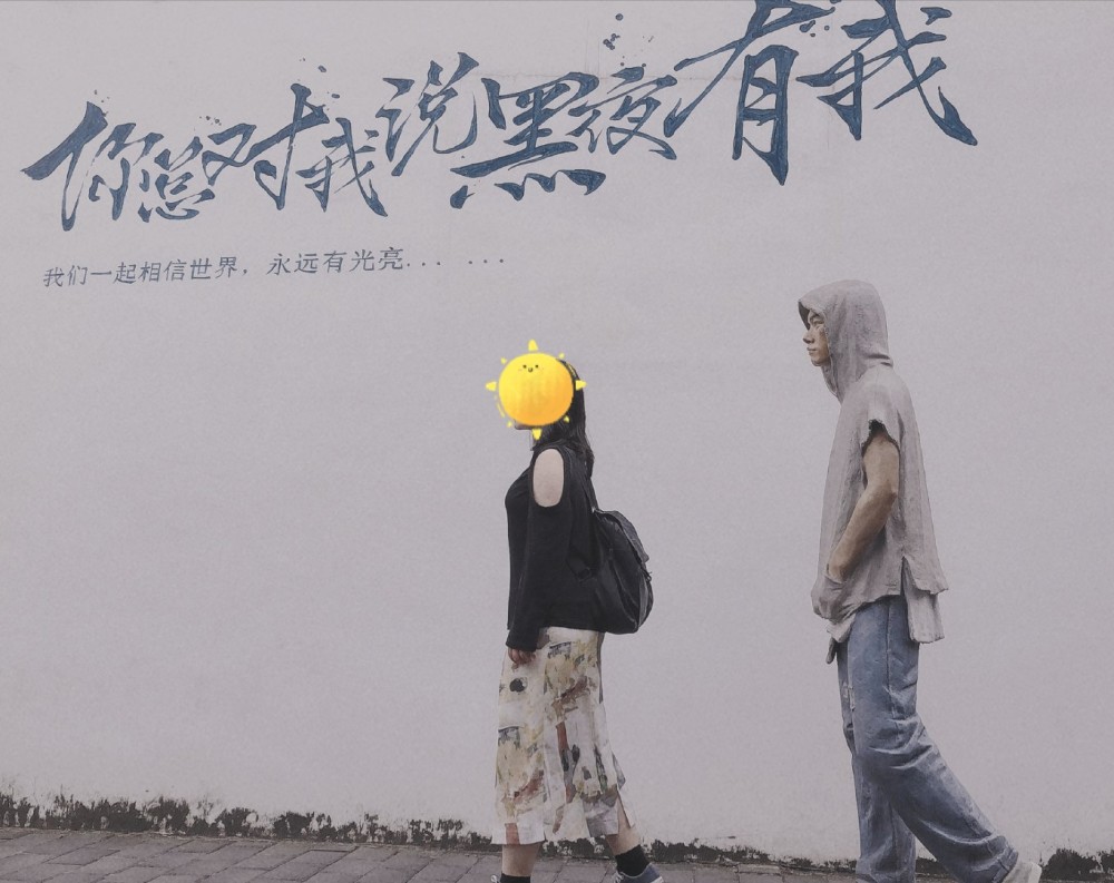 易烊千玺|易烊千玺粉丝打卡小北雕像！搂腰亲吻太狂热，加上滤镜很逼真