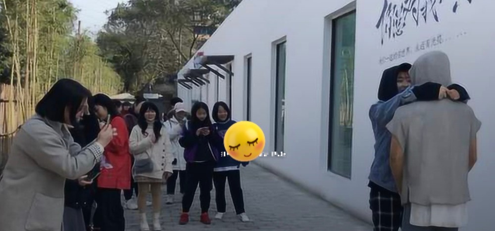 易烊千玺|易烊千玺粉丝打卡小北雕像！搂腰亲吻太狂热，加上滤镜很逼真