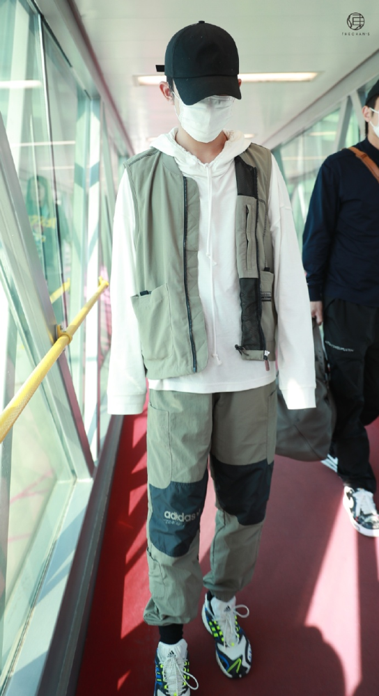 易烊千玺|易烊千玺粉丝打卡小北雕像！搂腰亲吻太狂热，加上滤镜很逼真