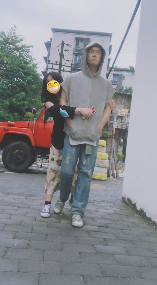 易烊千玺|易烊千玺粉丝打卡小北雕像！搂腰亲吻太狂热，加上滤镜很逼真