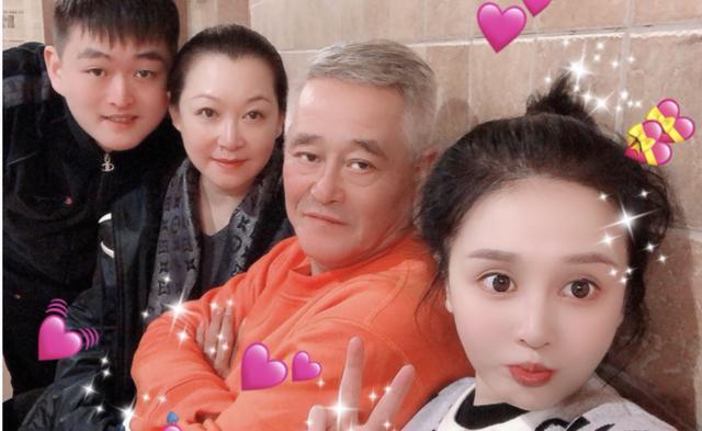 赵本山|赵本山的四个孩子：球球成网红，赵玉芳已嫁人，大儿子已去世26年