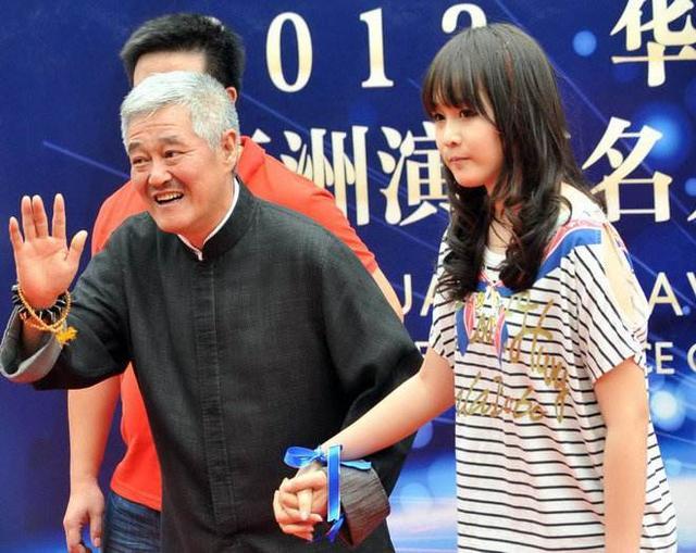 赵本山|赵本山的四个孩子：球球成网红，赵玉芳已嫁人，大儿子已去世26年