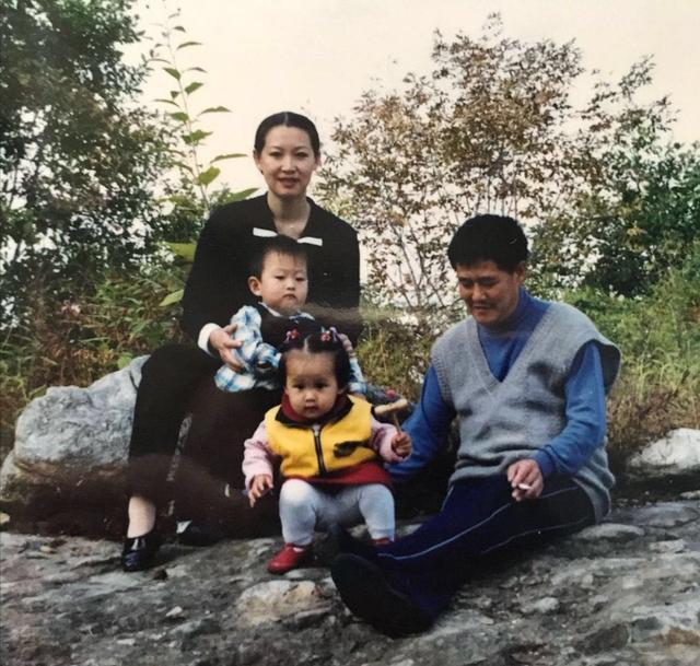 赵本山|赵本山的四个孩子：球球成网红，赵玉芳已嫁人，大儿子已去世26年