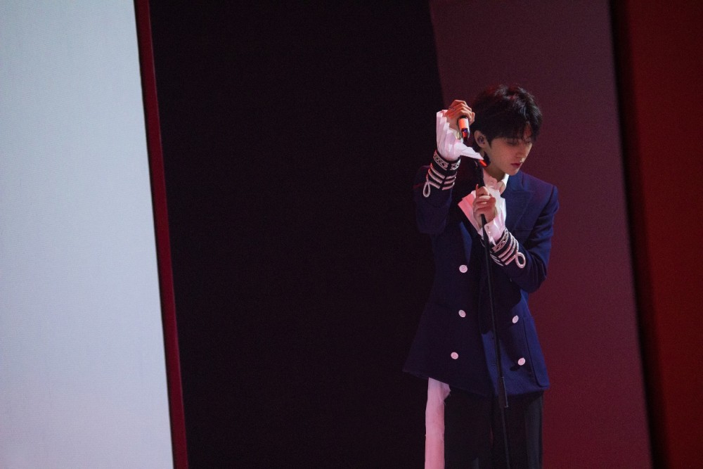 蔡徐坤|蔡徐坤真“人间妄想”！五分钟涨粉六万，露面即吸粉定律诚不欺我