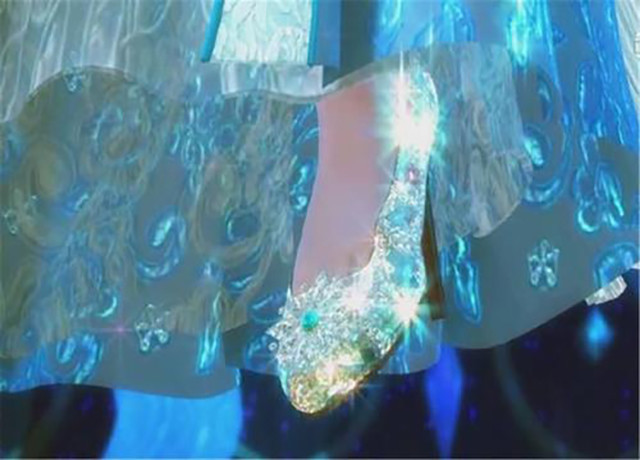 叶罗丽当中出现的很多公主鞋,没想到罗丽的鞋比冰公主的,更亮眼_腾讯