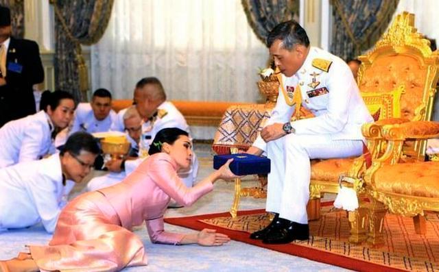 泰国国王|诗妮娜与泰王穿背心，在酒店大秀恩爱，苏提达匍匐在地的模样心酸