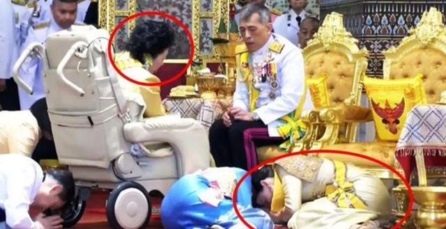 泰国国王|诗妮娜与泰王穿背心，在酒店大秀恩爱，苏提达匍匐在地的模样心酸