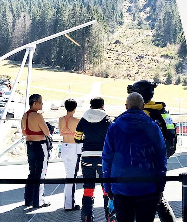 泰国国王|诗妮娜与泰王穿背心，在酒店大秀恩爱，苏提达匍匐在地的模样心酸