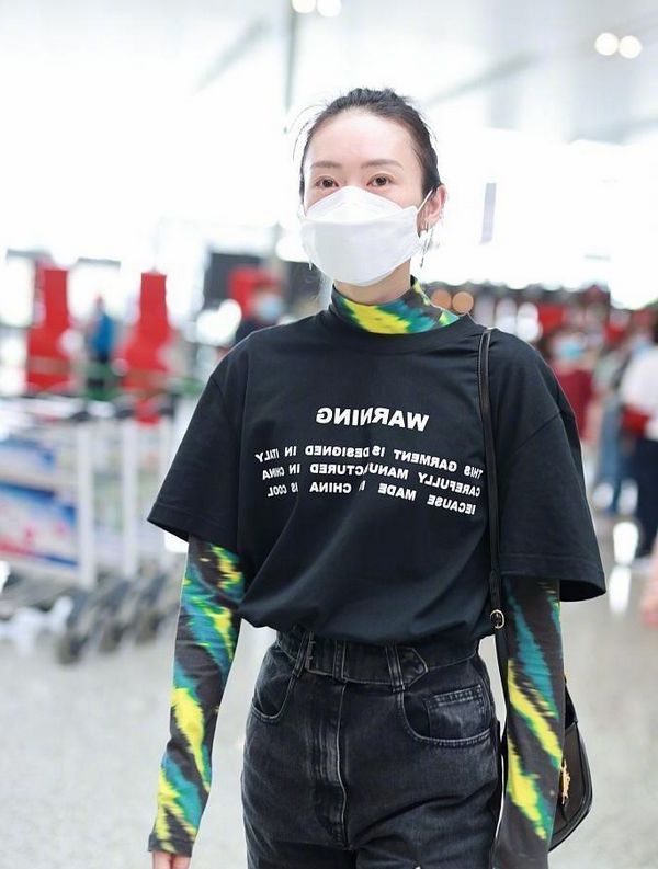 童瑶|童瑶的衣品太高级了，裤子破成这样还要穿，一般人无法驾驭！