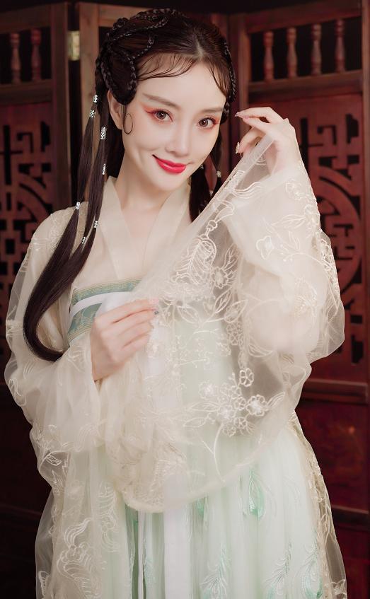 李小璐|李小璐深夜晒视频，含泪问爱是否会消失，表情夸张还遭吐槽戏多