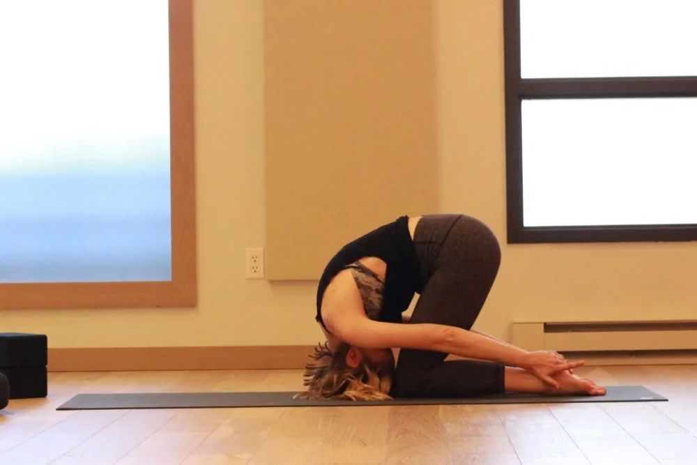 感到肩膀酸，害怕得了颈椎病？2套简单的肩颈理疗瑜伽动作，一定要常练！