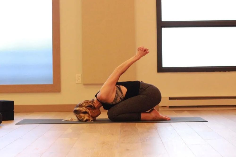 肩膀酸颈椎病这套简单的肩颈理疗瑜伽动作一定要常练