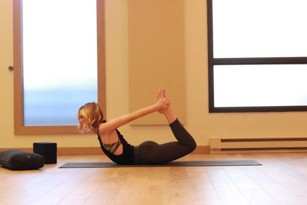 感到肩膀酸，害怕得了颈椎病？2套简单的肩颈理疗瑜伽动作，一定要常练！