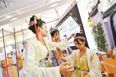 青年文化|首都优秀青年文化创意展亮相服贸会 国潮商品抢眼 青春名片靓人