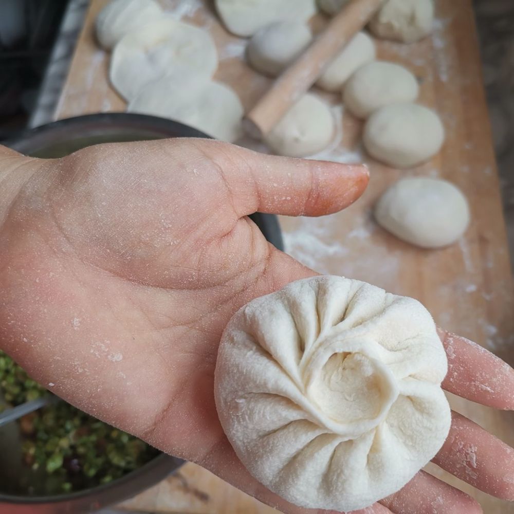 顺着边收口,捏成包子的模样即成.