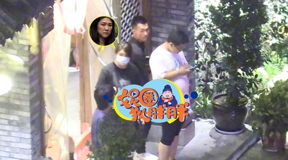 钟汉良|钟汉良小6岁“妻子”近照疑曝光，低调探班对方十分恩爱