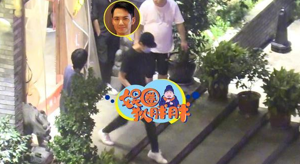 钟汉良|钟汉良小6岁“妻子”近照疑曝光，低调探班对方十分恩爱