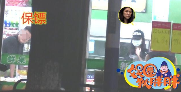 钟汉良|钟汉良小6岁“妻子”近照疑曝光，低调探班对方十分恩爱