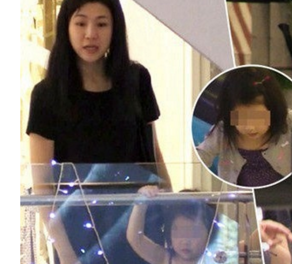 钟汉良|钟汉良小6岁“妻子”近照疑曝光，低调探班对方十分恩爱