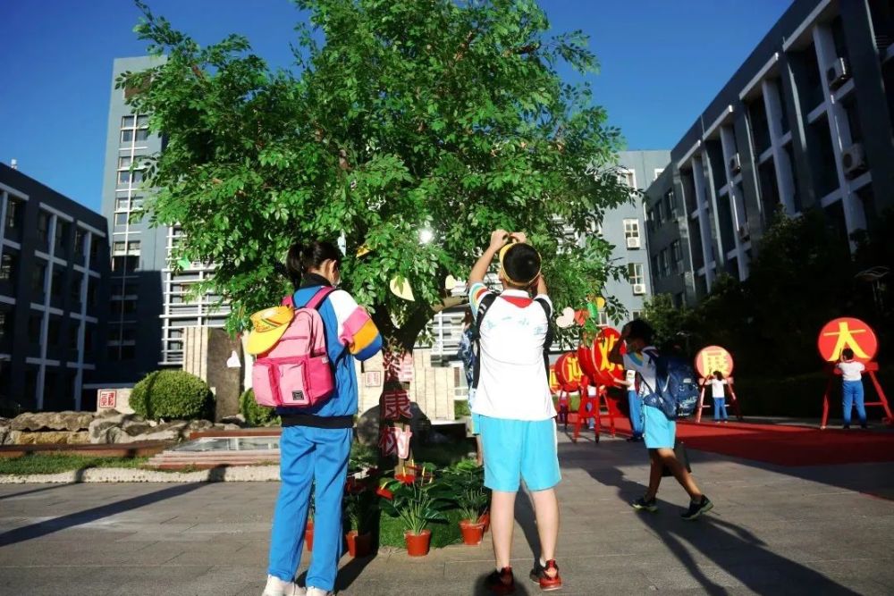 中小学|离开最久的孩子回来了！今天北京中小学实现全员返校开学
