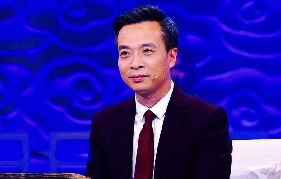 康震|火了多年的康震，因“停车坐爱枫林晚”被专家质疑，其实他不算错