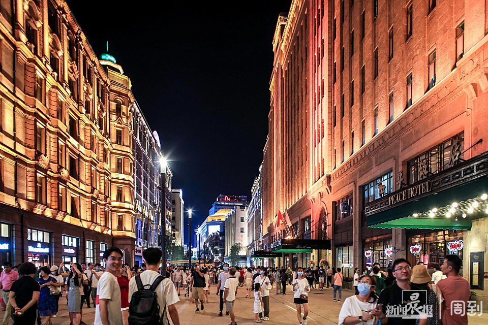 升级后的南京路步行街东拓段除了定制的综合路灯灯杆外,对夜景灯光的