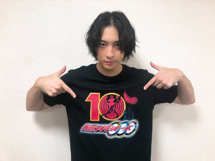 泉比奈比奈在当年出演假面骑士ooo只有十五岁,因此那个时候的比奈应该