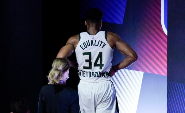 字母哥受伤流着泪离场赛后在更衣室拖着腿迎接归来的队友