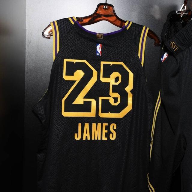 詹眉合砍35 13!球迷:曼巴球衣加成