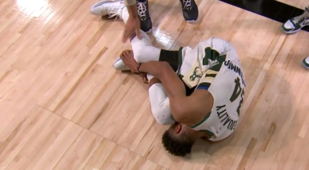 nba雄鹿字母哥g4扭伤脚踝被队友扶回更衣室,下半场没打_腾讯新闻