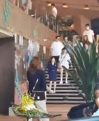 王思聪|王思聪带新女伴去看成都麓湖的房子，最低价也要2万左右一平方米