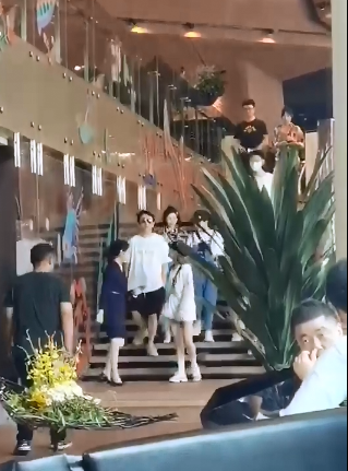 王思聪|王思聪带新女伴去看成都麓湖的房子，最低价也要2万左右一平方米