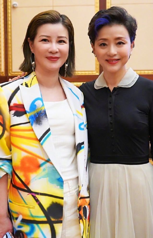 39岁的杜华看起来有点发福,和杨澜年龄差13岁,都是女强人,感觉杜华的