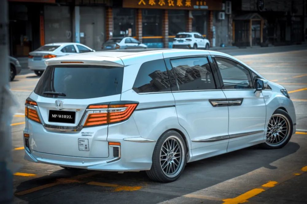 一台普通的家用mpv,升级了轮毂之后,很好地将实用性和个性结合在一起