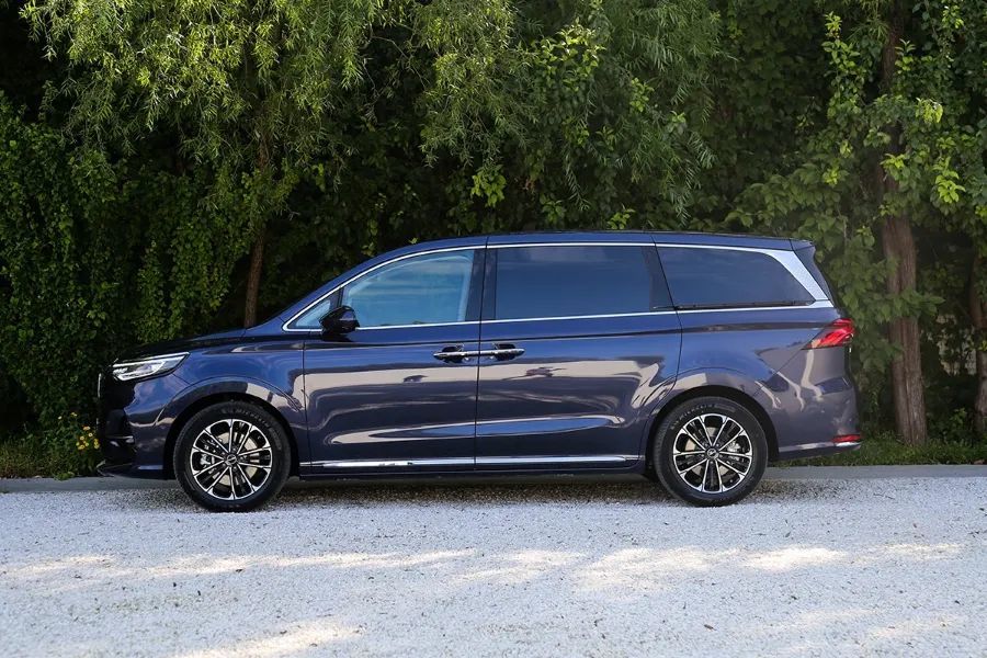 前脸霸气如埃尔法,国产舒适豪华7座车荣威imax8登场